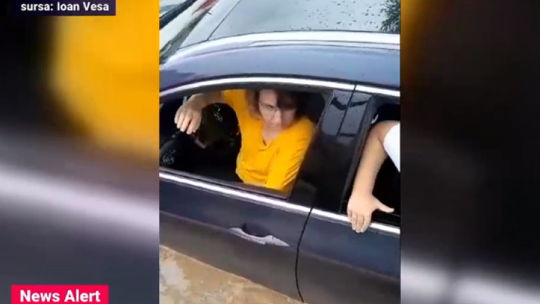 Operatiune de salvare extrema in judetul Arad. O masina in care se aflau trei adulti si un copil a fost prinsa de ape Imagine