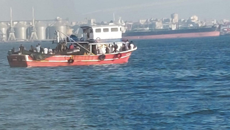 Operatiune de salvare in Marea Neagra: Nava cu zeci de migranti, inclusiv copii, descoperita in apropiere de Vama Veche Imagine