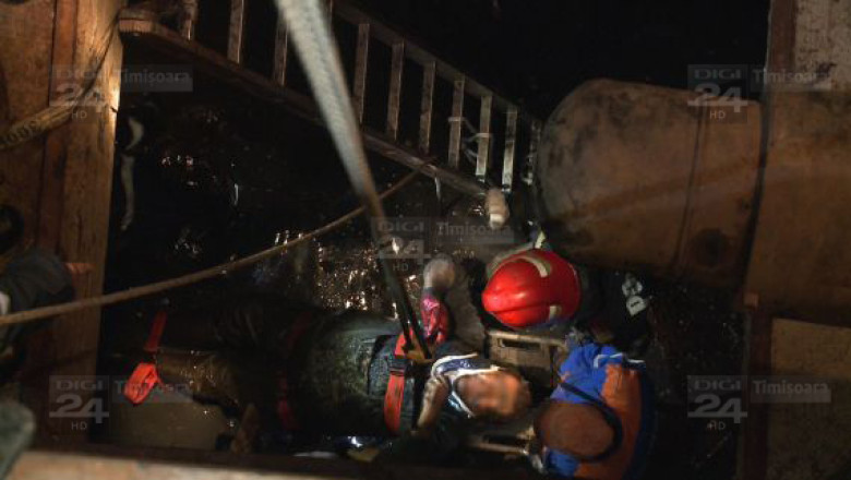 Operatiune de salvare la Timisoara, pentru a scoate un muncitor cazut intr-o fosa septica Imagine