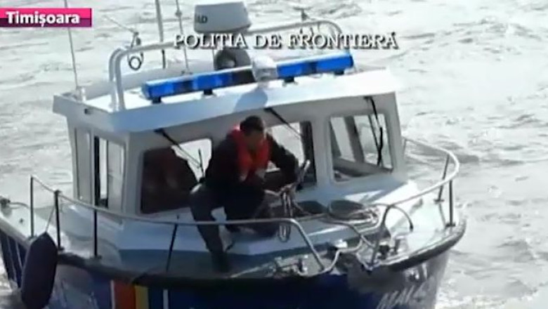 Operatiune de salvare pe Dunare. Trei barbati au fost recuperati de pe o barja partial scufundata Imagine