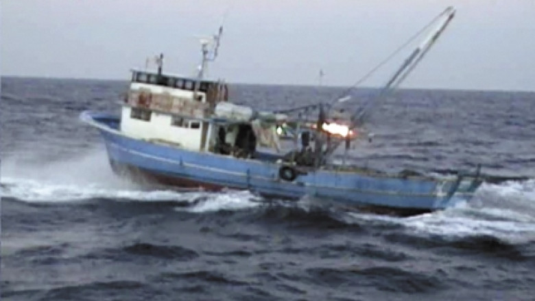 Operatiune de salvare pe mare. Un pescador care plutea in deriva a fost reperat de o nava privata Imagine