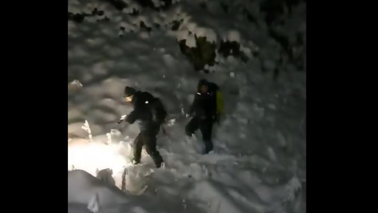 Operatiune de salvare periculoasa pe munte. Patru turisti din Plonia au fost salvati de jandarmi dupa o operatiune de cinci ore Imagine