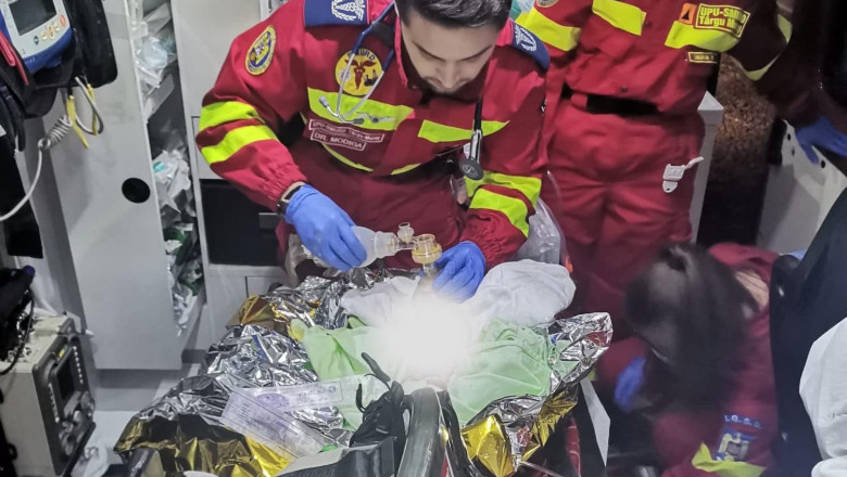 Operatiune dramatica pentru salvarea unor gemeni nascuti in ambulanta. Trei echipaje SMURD au intervenit Imagine