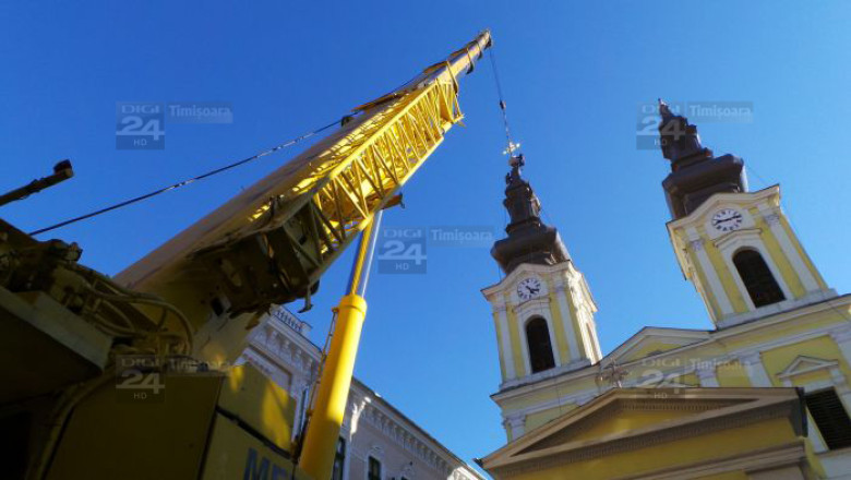 Operatiune in reluare in centrul Timisoarei: ridicarea crucilor catedralei sarbesti. Au aparut, din nou, probleme! Imagine