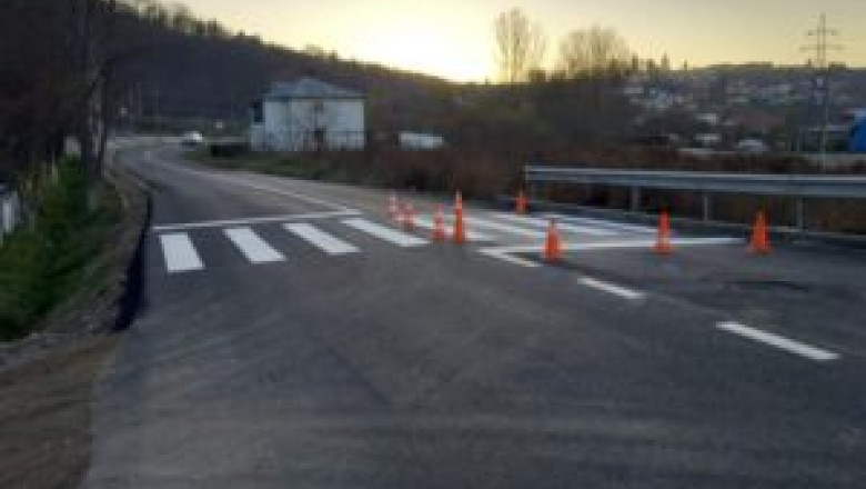 Operatiunea ”Dorel”, la Suceava. O trecere de pietoni duce dintr-un sant intr-un parapet Imagine