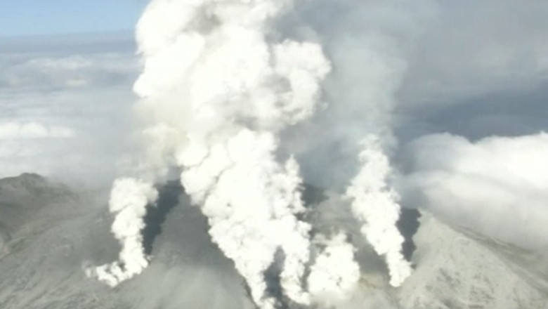 Operatiuni de salvare dupa eruptia unui vulcan. 30 de oameni gasiti in stop cardiac pe muntele Ontake din centrul Japoniei Imagine
