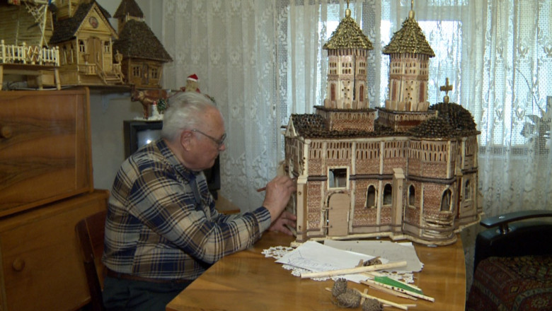 Opere de arta din crengi si conuri de brad. Un pensionar creeaza machete ale constructiilor celebre din Iasi Imagine