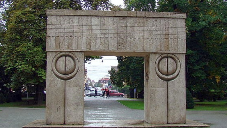 Operele lui Constantin Brancusi din Targu Jiu - Poarta Sarutului si Masa Tacerii - vor fi din nou spalate Imagine