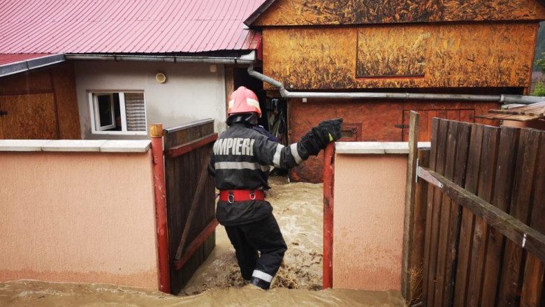 Opt avertizari cod rosu de ploi si vijelii in doar 12 ore. Momentul in care un batran este salvat din mijlocul apelor Imagine