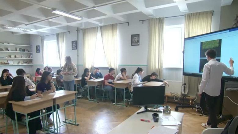 Opt elevi romani au uimit specialistii NASA. Au castigat concursul anual al agentiei, dar nu au bani sa mearga sa-si ridice premiul Imagine