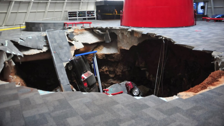 Opt masini rare, distruse de un crater la Muzeul National Corvette Imagine