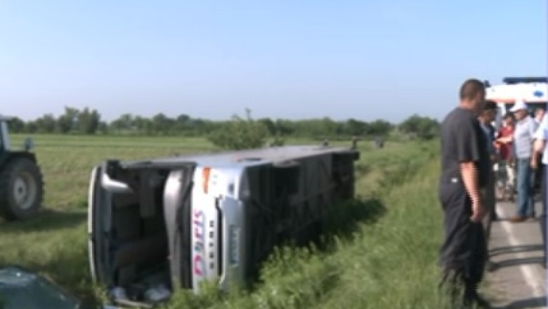 Opt oameni au fost raniti, dupa ce un autocar s-a rasturnat in judetul Timis Imagine