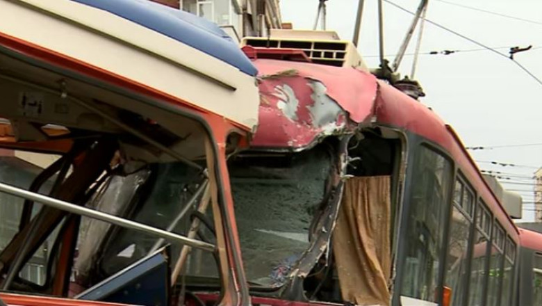 Opt persoane au primit ingrijiri medicale, dupa ce doua tramvaie din Iasi s-au ciocnit Imagine