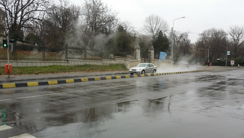 ORADEA. Bulevard inundat de apa fierbinte, in urma spargerii unei conducte Imagine