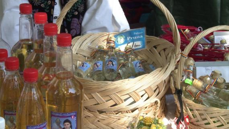 Oradea, capitala palincii. Vedeta este palinca de gutui, care costa 80 de lei litrul Imagine