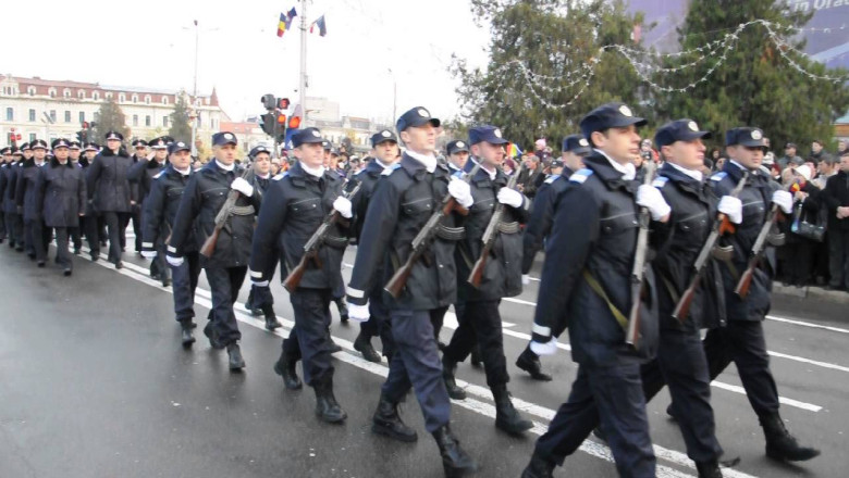 ORADEA. Defilari, vin fiert si prezentari de tehnica de lupta cu ocazia Zilei Armatei Imagine