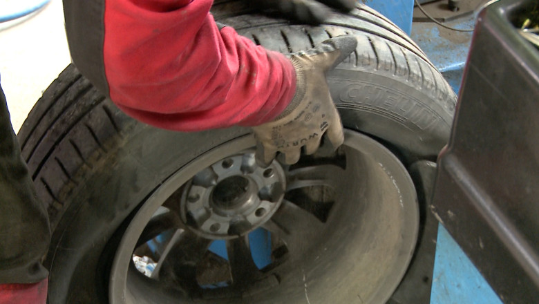 ORADEA. Inghesuiala la atelierele de vulcanizare cu cateva ore inaintea codului galben de ninsori Imagine