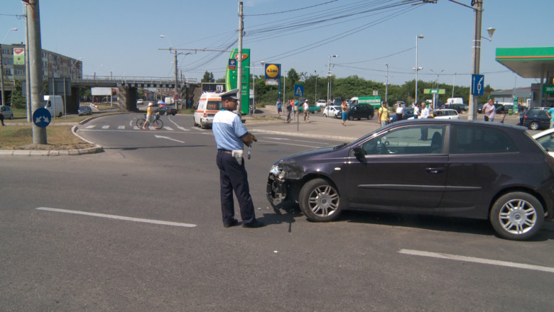 ORADEA. Lasitate in trafic. Un tanar a abandonat o femeie pe care a lovit-o pe trecerea de pietoni si a fugit Imagine