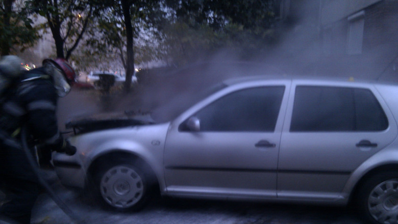 ORADEA. Masina cuprinsa de flacari, in parcare Imagine