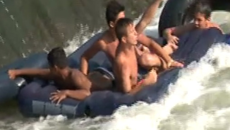 ORADEA. Patru copii au fost salvati de pompieri din apele Crisului Repede Imagine