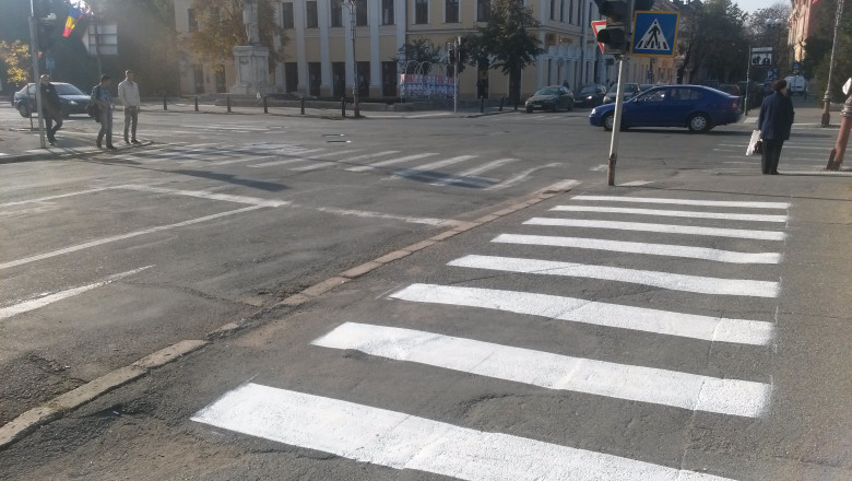 ORADEA. Trecere de pietoni pe trotuar. Marcajul e o atentionare pentru soferii indisciplinati Imagine