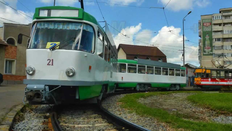 Oradeanca de 76 de ani, ranita dupa ce si-a prins un picior in usa tramvaiului Imagine