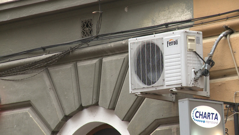 Oradenii care locuiesc in centrul istoric, somati sa dea jos de pe cladiri aparatele de aer conditionat Imagine