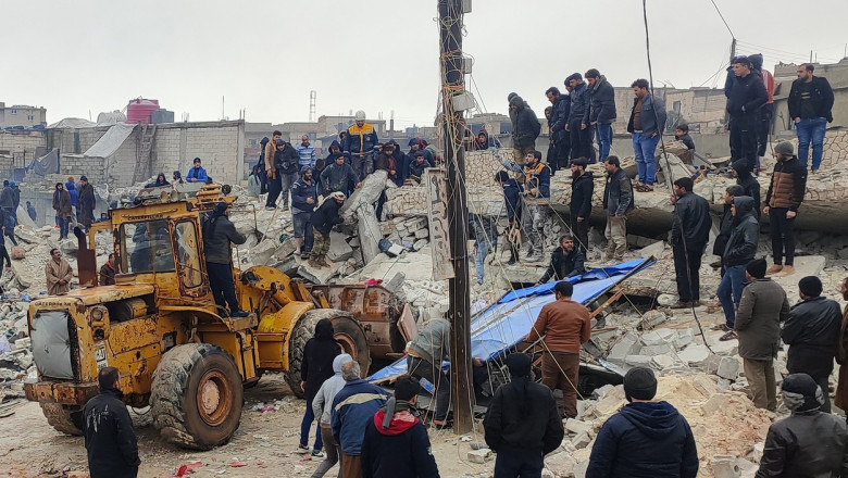 Orase din Siria, devenite un morman de moloz, dupa cutremurele cu epicentrul in Turcia. Oamenii se salveaza cum pot Imagine