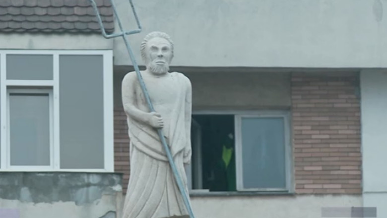 Orasul cu statui la tot pasul si arteziana intre blocurile comuniste  Imagine