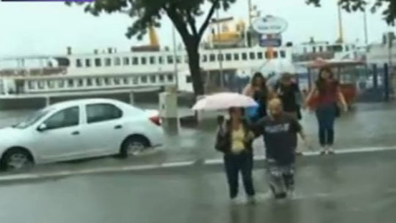 Orasul Istanbul sub ape. Case, pasaje si strazi, inundate in urma unei ploi torentiale Imagine