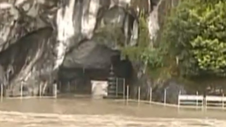 Orasul Lourdes, loc de pelerinaj pentru crestini, este sub ape Imagine