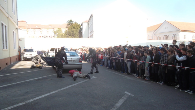 Ore de curs la Politie. Sute de copii i-au vizitat pe politisti, in cadrul "Scolii altfel" Imagine