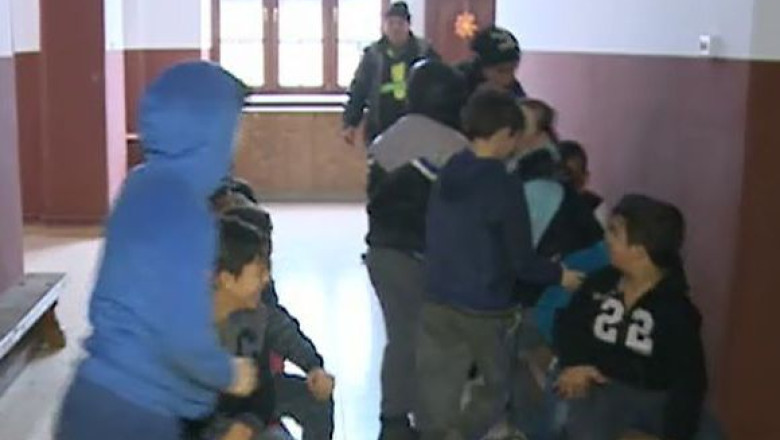 Ore de sport pe coridor, intr-o scoala din Arad. Sunt deranjate celelalte ore, exista pericol de accidentare Imagine