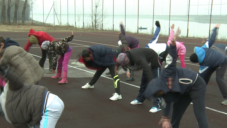 Ore de sport pe malul Dunarii. 800 de elevi fac educatia fizica afara, pentru ca nu au sala de sport Imagine
