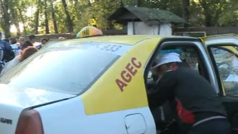 Organizarea de la ajutoarele sociale din bani europeni: imbulzeala pentru alimente carate acasa cu taxiul Imagine