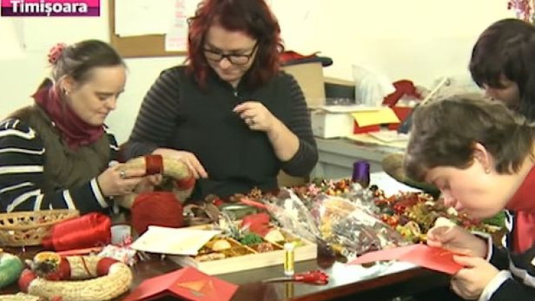 Ornamente de Craciun... "Pentru Voi". Persoanele cu dizabilitati din Timisoara realizeaza decoratiuni de sarbatori Imagine