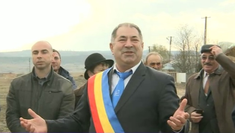 Ospat electoral intr-o comuna din Iasi. Primarul, catre sateni: "Va puteti strange in brate unii pe altii, nimic nu va invrajbeste" Imagine