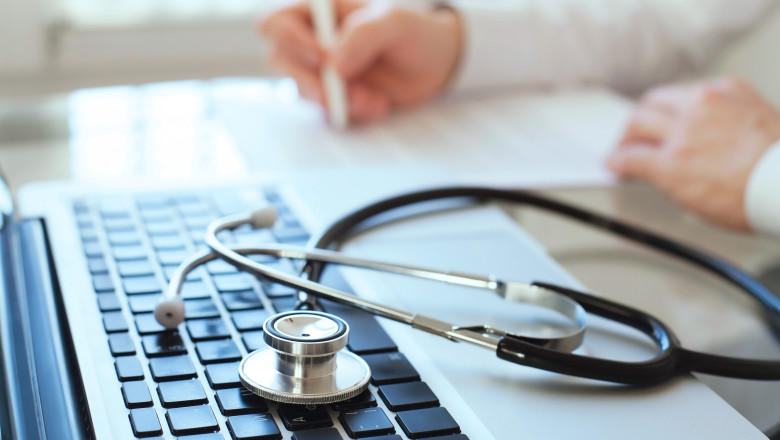 Pacienti primiti la lumina lanternei. Un medic a renuntat la becuri, ca sa faca economie la curent Imagine