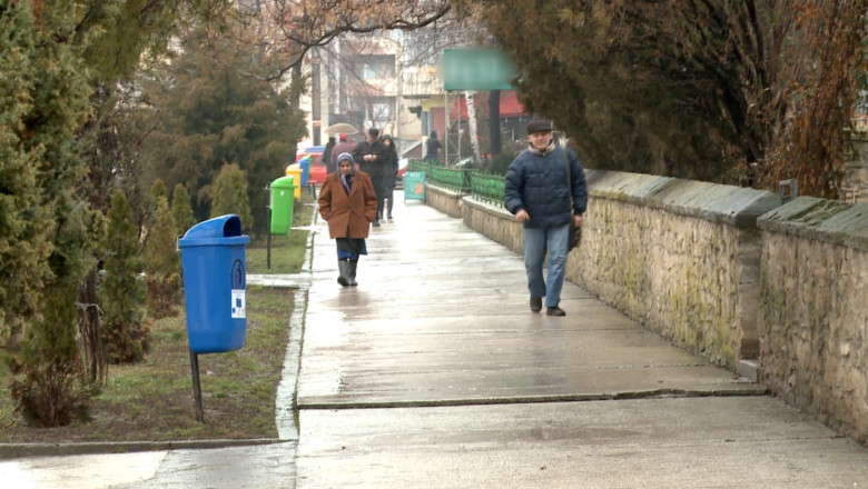Pacientii din Targu Frumos sunt purtati pe drumuri, in timp ce spitalul din orasul lor se darama Imagine