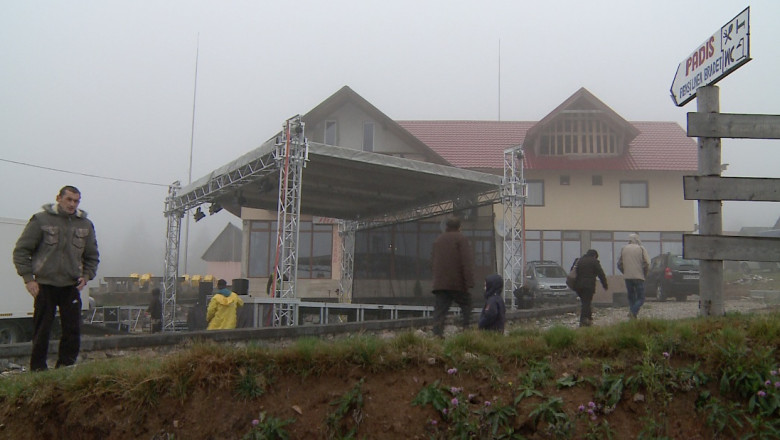 Padisul, promovat in extrasezon. Parada de portului popular, organizata de CJ Bihor, a avut parte de frig, ploaie si ceata Imagine