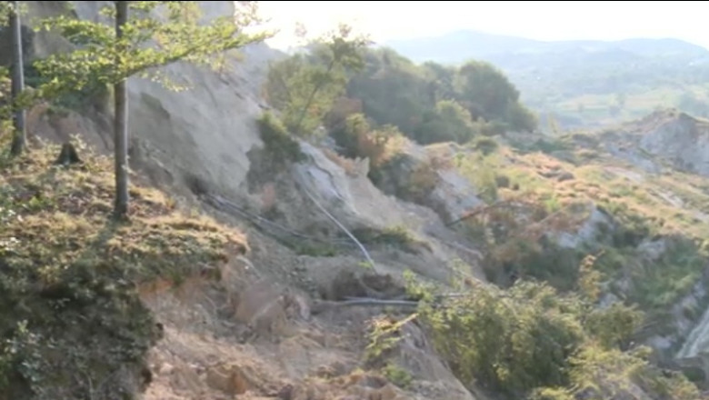 Padure inghitita de pamant. Complexul Oltenia, invinovatit pentru alunecarile de teren de la Rosia de Amaradia Imagine