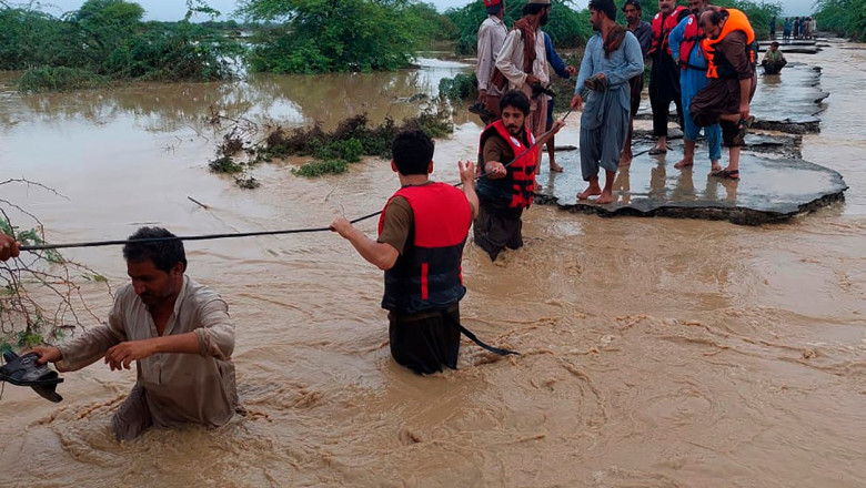 Pakistanul confirma prabusirea unui elicopter al armatei si moartea a sase oameni, intre care doi generali Imagine