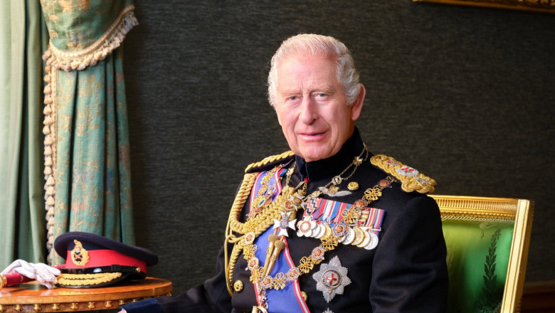 Palatul Buckingham a dezvaluit un nou portret al regelui Charles, dupa controversatul tablou cu fundal rosu Imagine