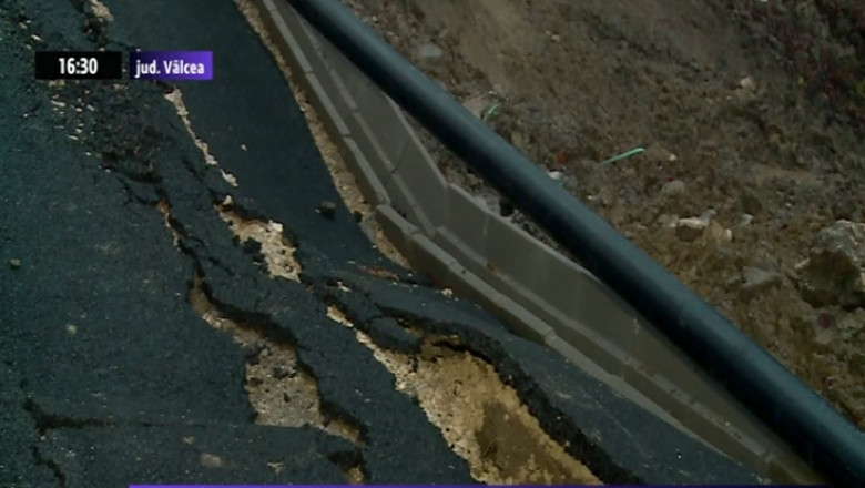 Pamantul a luat-o la vale in Baile Olanesti Imagine