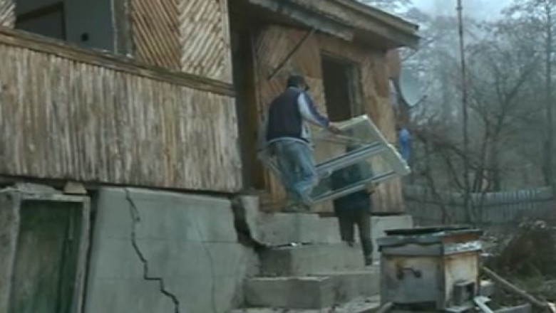 Pamantul le-a distrus casele. 20 de oameni din judetul Buzau au fost evacuati Imagine