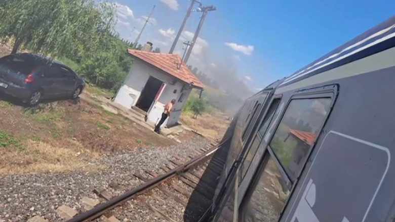 Panica intr-un tren care se intorcea de la mare. Locomotiva a luat foc in mers Imagine