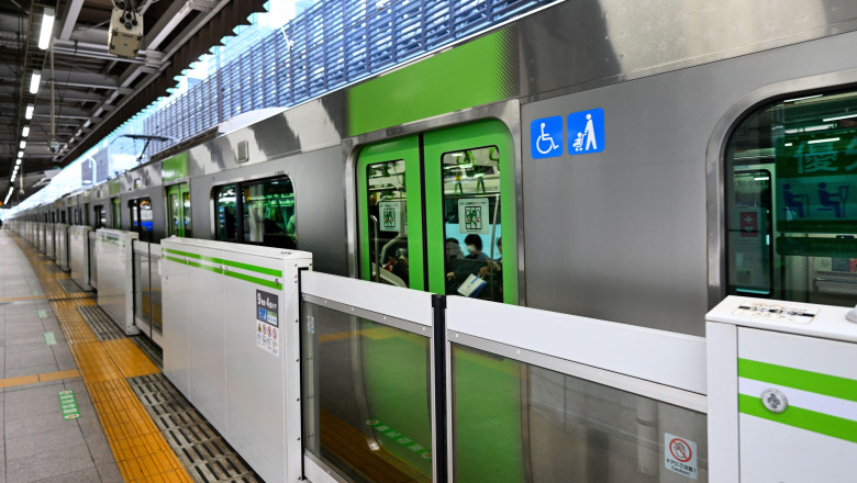 Panica la metroul din Tokyo, unde bateria portabila a unui telefon a explodat. Cinci persoane au fost ranite Imagine