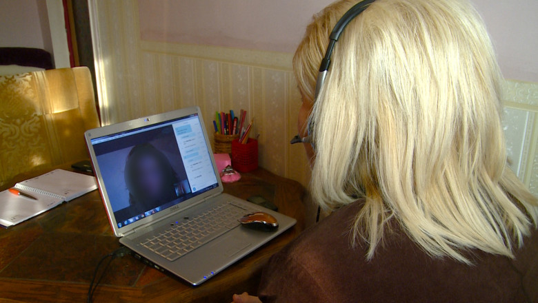 Panica printre studentii romani din Paris. Ei nu mai ies din case si isi trimit temele la facultate prin email Imagine