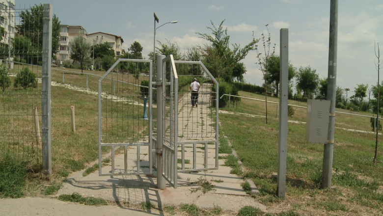 Panouri solare, vandalizate. Primaria va inlocui echipamentele solare cu stalpi de iluminat traditionali  Imagine