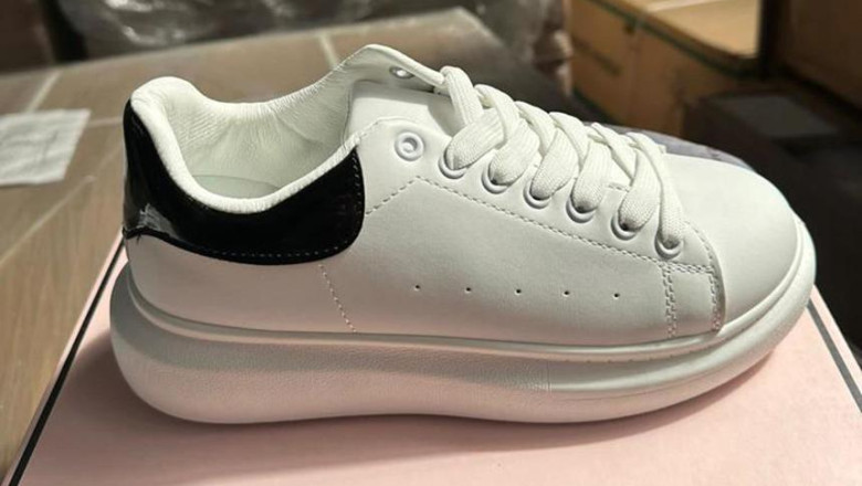 Pantofi sport contrafacuti Alexander McQueen, confiscati in Portul Constanta. Marfa de 6,5 milioane de lei urma sa ajunga in Bucuresti Imagine